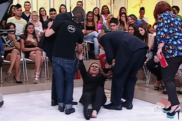 Apresentadora Christina Rocha cai durante o programa ‘Casos de Família’ e fratura tornozelo; assista