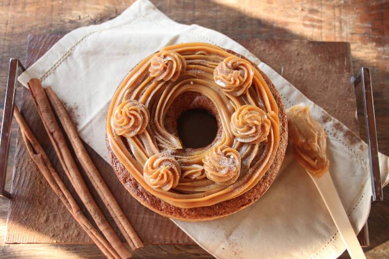 Bolo de churros com cobertura de doce de leite