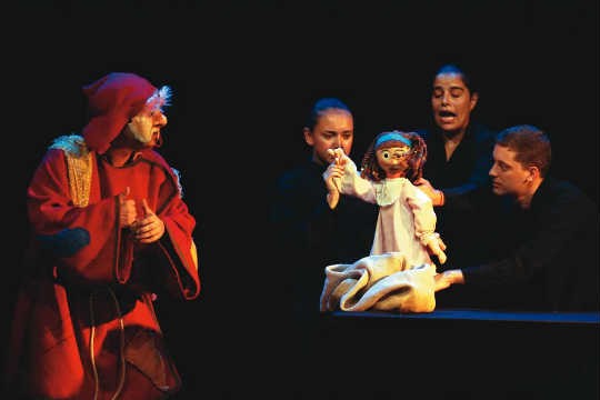 Manipuladores em ação na peça "Gigante" e personagem de O Senhor dos Sonhos Manipuladores em ação na peça "Gigante" e personagem de O Senhor dos Sonhos