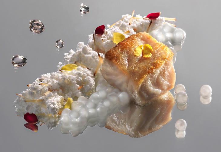 No antigo e memorável menu dos orixás: prato dedicado à Iemanjá de robalo grelhado com pérolas de leite de coco e capim-santo mais areia de coco (Foto: Sergio Coimbra)