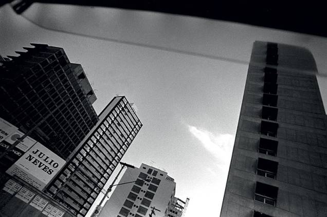 Foto da série São Paulo Através do Carro: a obra de Claudia Andujar está em Planos de Fuga - Uma Exposição em Obras Foto da série São Paulo Através do Carro: a obra de Claudia Andujar está em Planos de Fuga - Uma Exposição em Obras