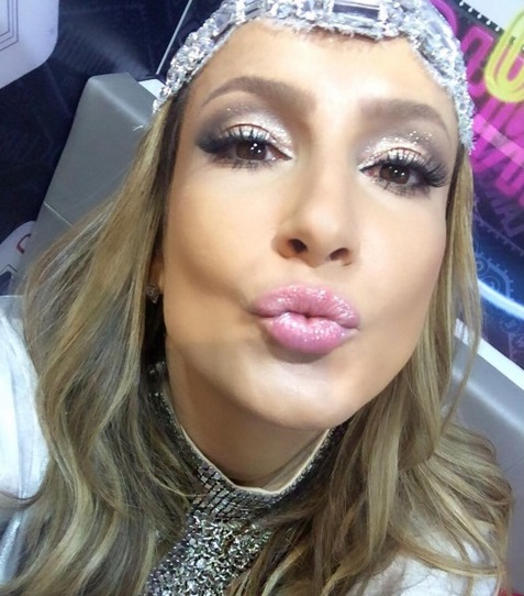 Claudia Leitte faz campanha para folião encontrar paquera desaparecida em bloco