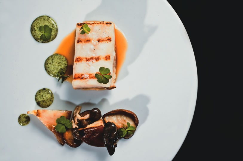 Pirarucu com alga wakame e cogumelos