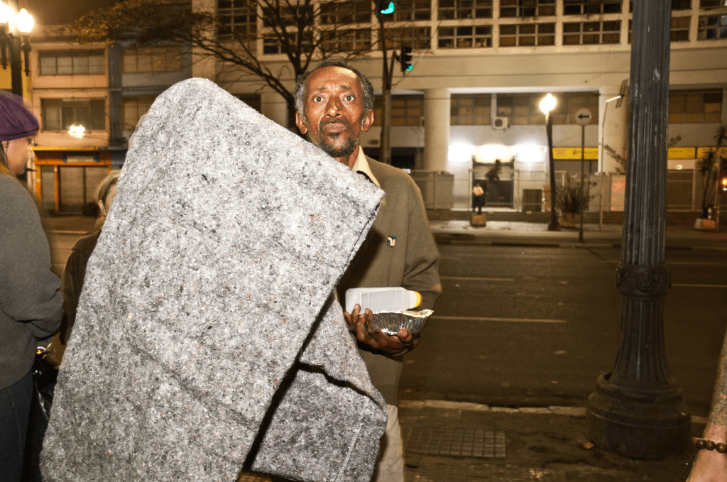 Meias velhas viraram 3 000 cobertores doados a moradores de rua