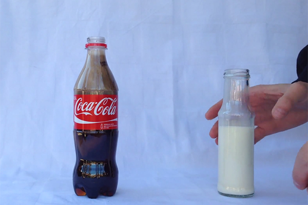 Mistura de leite e Coca-Cola provoca uma reação química… um tanto estranha