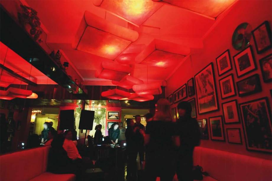 Um dos estilosos ambientes: sofás, luz avermelhada, espelhos e DJ Um dos estilosos ambientes: sofás, luz avermelhada, espelhos e DJ