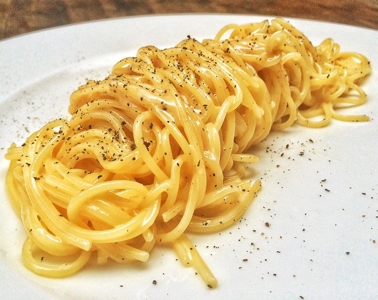 Receita: espaguete cacio e pepe, do chef Carlos Bertolazzi
