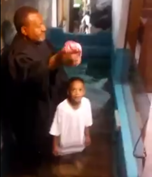 Batismo de uma criança de 6 anos viralizou nas redes sociais