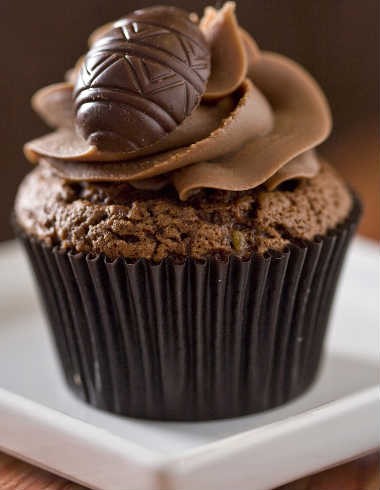 Cupcake de chocolate com decoração de ovo de Páscoa