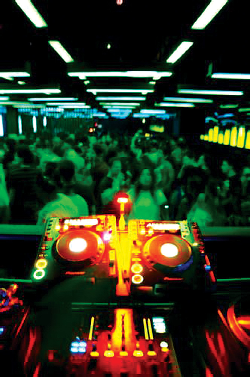 Uma aula de ioga na pista de música eletrônica e café da manhã? É de graça!