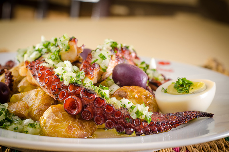 Polvo à lagareiro com batata ao murro e ovo cozido Polvo à lagareiro com batata ao murro e ovo cozido