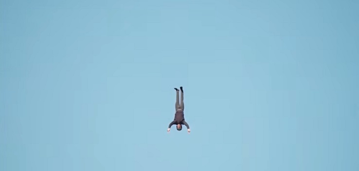Assista: vídeo mostra homem fazendo bungee jumping sem o auxílio de cabos