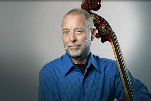 O contrabaixista inglês Dave Holland