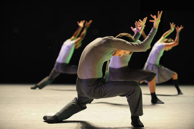 Espetáculo Deca Dance, por Batsheva Dance Company Espetáculo Deca Dance, por Batsheva Dance Company