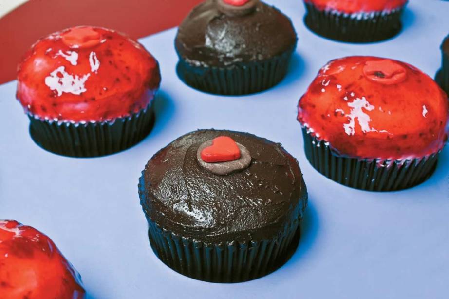 Versões de chocolate belga meio amargo e geleia de morango Versões de chocolate belga meio amargo e geleia de morango