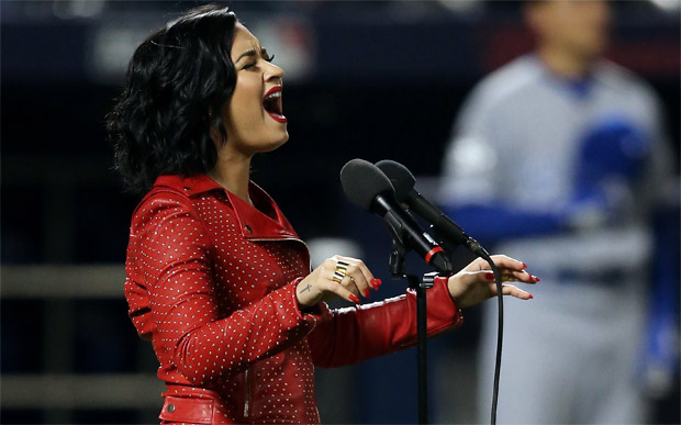 Demi Lovato canta hino dos EUA; relembre outras artistas que não se saíram tão bem em tarefas parecidas