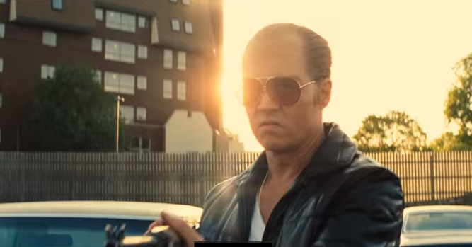 Johnny Depp, irreconhecível, contracena com Dakota Johnson em novo trailer de Aliança do Crime