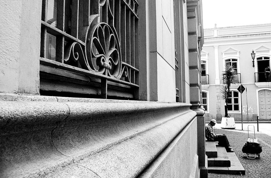 Homem tem momento de descanso no centro de São Paulo, após um longo dia de trabalho Homem tem momento de descanso no centro de São Paulo, após um longo dia de trabalho