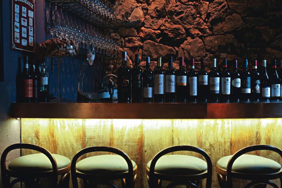 O aconchegante salão, para no máximo cinquenta pessoas, com mesas pequenas: cenário convidativo aos casais O aconchegante salão, para no máximo cinquenta pessoas, com mesas pequenas: cenário convidativo aos casais