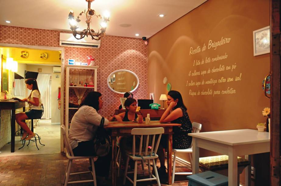 Brigadeiro Dicunhada: salão de decoração antiga para provar vários tipos da guloseima Brigadeiro Dicunhada: salão de decoração antiga para provar vários tipos da guloseima