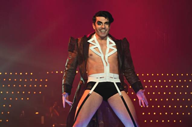 Mestre de cerimônias: o ator e bailarino Jarbas Homem de Mello é o destaque do elenco do musical Cabaret Mestre de cerimônias: o ator e bailarino Jarbas Homem de Mello é o destaque do elenco do musical Cabaret