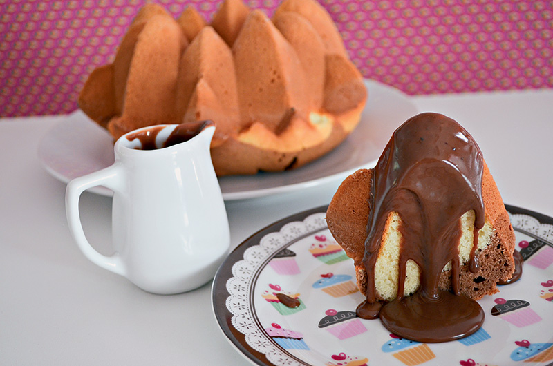 Bolo mármore com a jarrinha cheia de cobertura Bolo mármore com a jarrinha cheia de cobertura