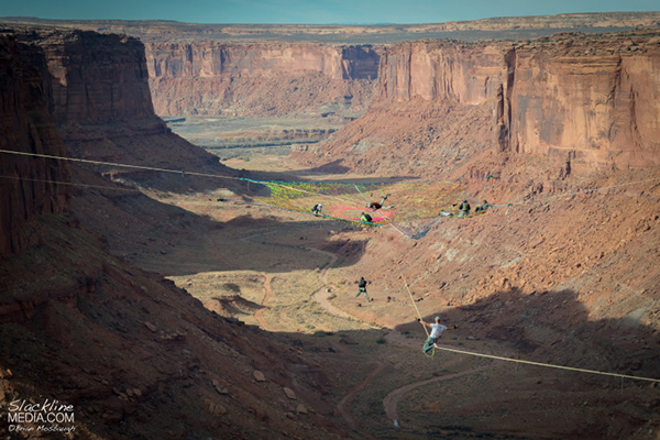 Aventureiros constroem rede de mais de 120 metros acima do deserto para escaladas, saltos e slackliners