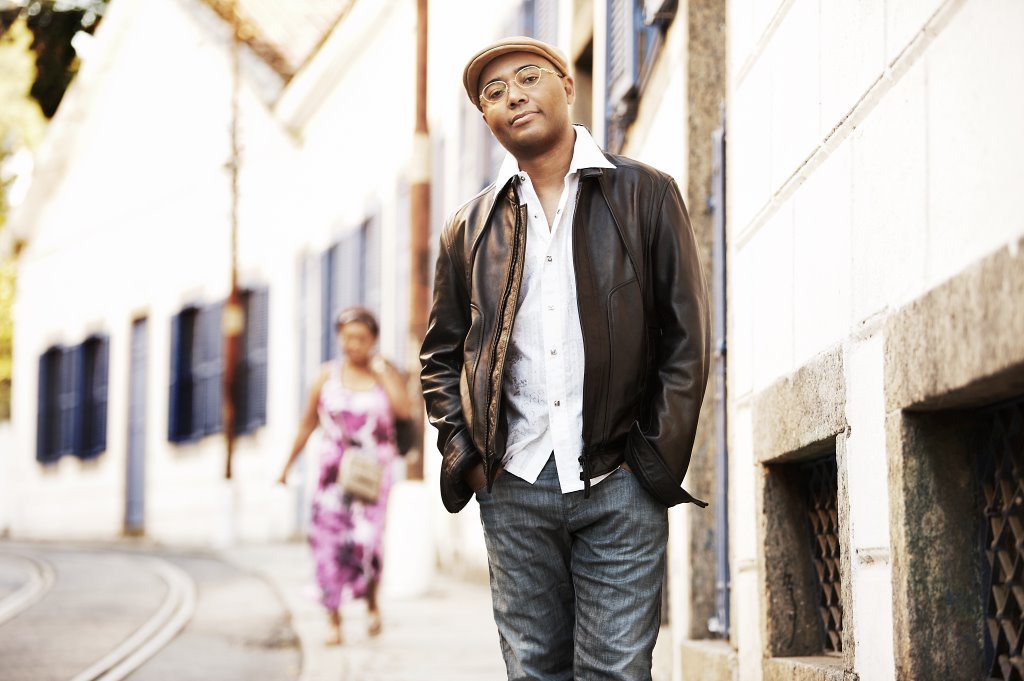 Dudu Nobre anima roda de samba no domingo