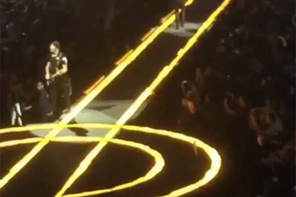 The Edge, guitarrista do U2, cai do palco durante show no Canadá