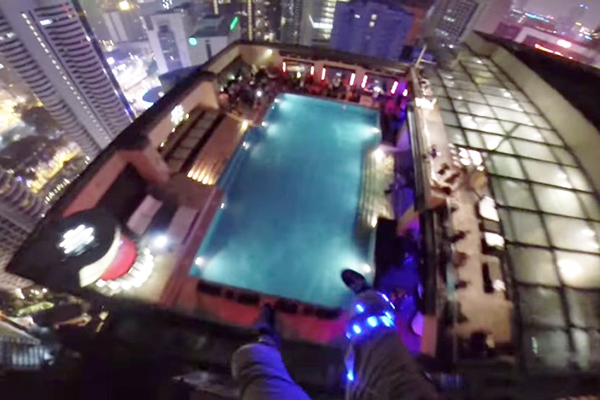 Vídeo impressionante registra pouso de paraquedista em piscina de cobertura na Malásia