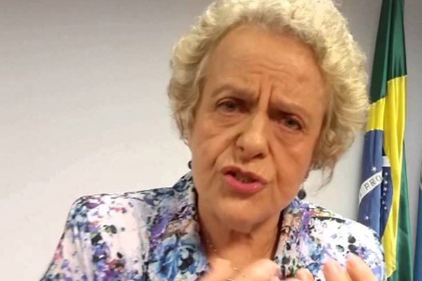 Quem é a senhora que roubou a cena no discurso de afastamento de Dilma