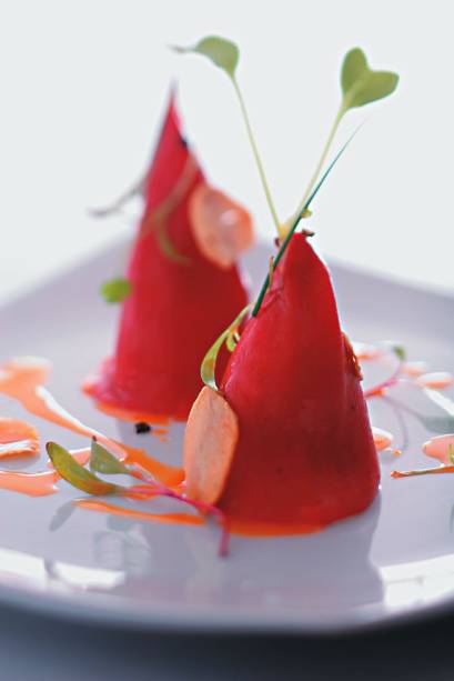 Pimentão vermelho defumado com recheio de atum: a entrada está no menu completo do espanhol Eñe Pimentão vermelho defumado com recheio de atum: a entrada está no menu completo do espanhol Eñe