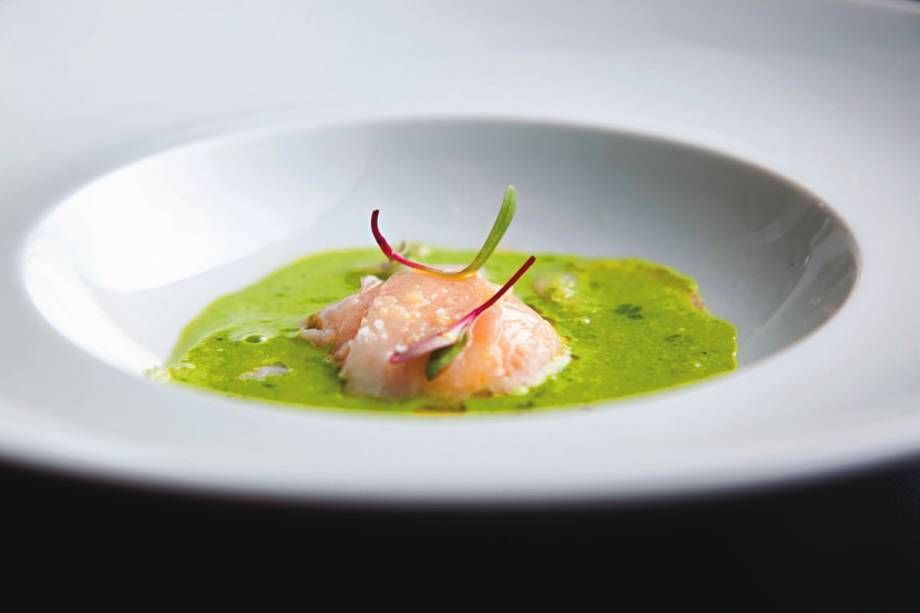 Tartare de vieira: o creme que decora o prato faz a diferença na entrada do Eñe Tartare de vieira: o creme que decora o prato faz a diferença na entrada do Eñe