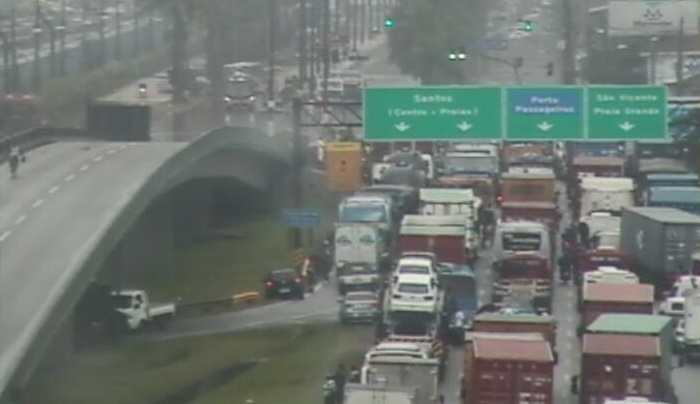 Temporal provoca queda de barreira na Anchieta e deixa a Baixada Santista alagada