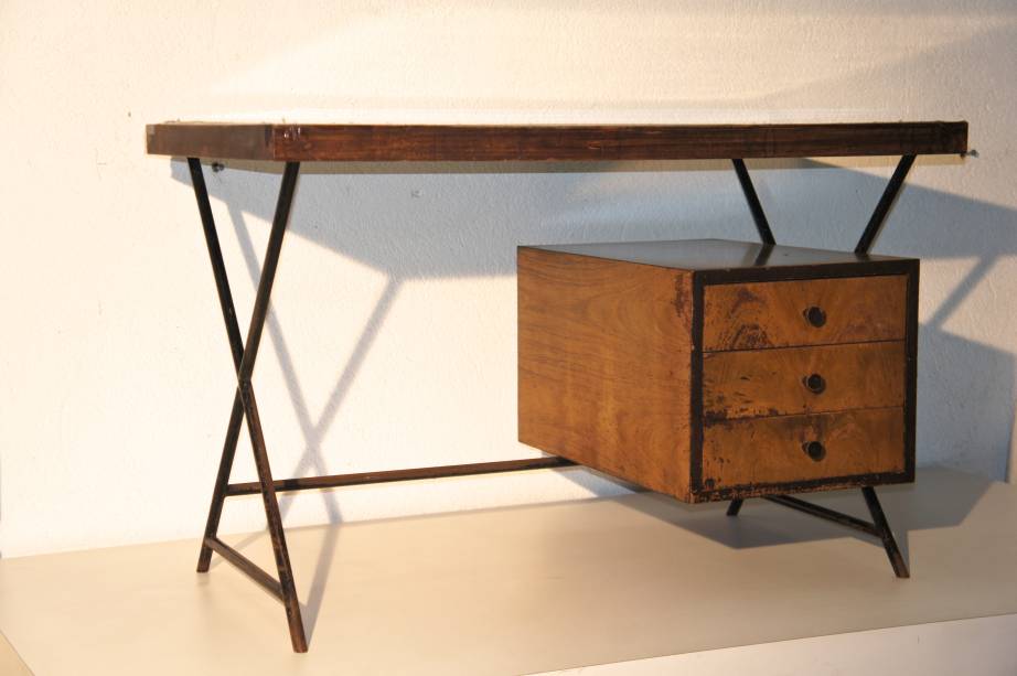 Escrivaninha desenvolvida pelo Studio Palma, em 1949 Escrivaninha desenvolvida pelo Studio Palma, em 1949