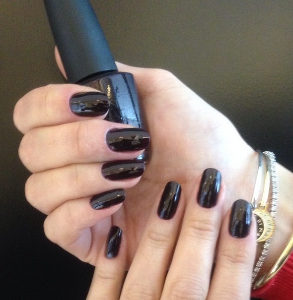 Duas maneiras (nada básicas) de usar esmalte preto