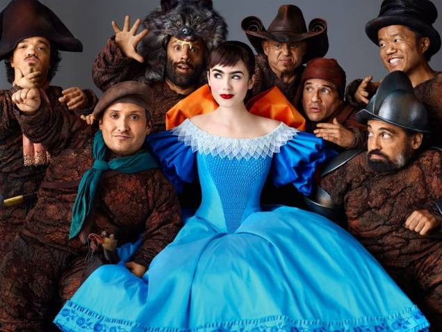 Espelho, Espelho Meu: a atriz Lily Collins rodeada pelos sete anões Espelho, Espelho Meu: a atriz Lily Collins rodeada pelos sete anões