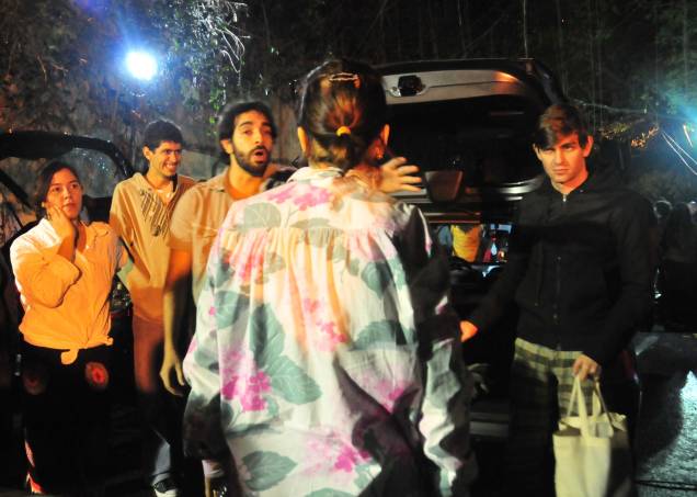 Atores em cena de Estrada do Sul Atores em cena de Estrada do Sul