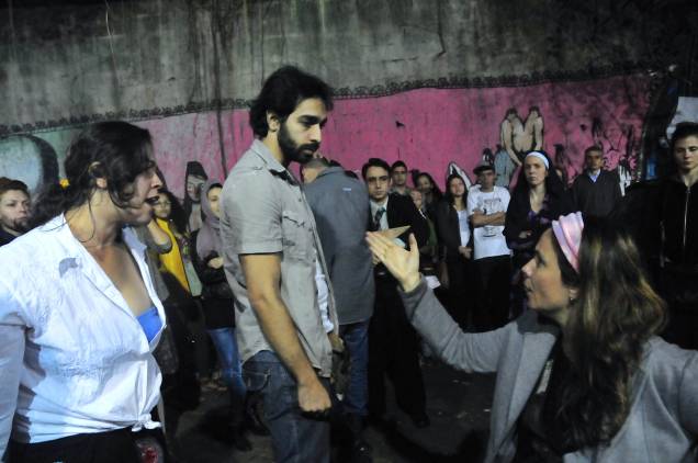 Atores em cena de Estrada do Sul Atores em cena de Estrada do Sul
