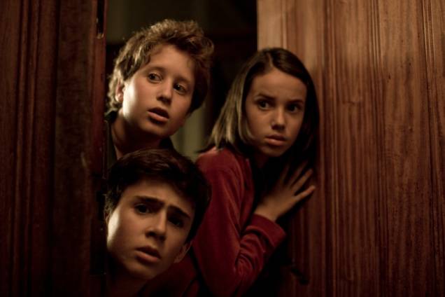 O trio de amigos Eugênio (Lucas Cotrim), Frida (Rafaela Victor) e Cebola (Victor Froiman) aprontam todas no filme Eu e Meu Guarda-Chuva O trio de amigos Eugênio (Lucas Cotrim), Frida (Rafaela Victor) e Cebola (Victor Froiman) aprontam todas no filme Eu e Meu Guarda-Chuva