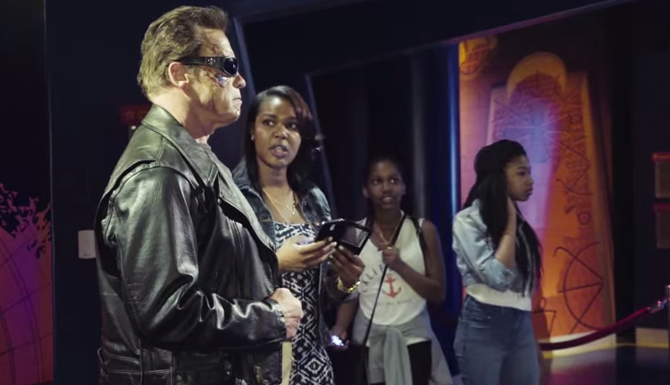 Schwarzenegger finge ser estátua de cera e dá sustos nos visitantes de museu. Assista ao vídeo