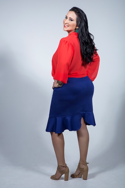 Fabiola Gadelha estreia como modelo plus size e lança saia “rabo de arraia”