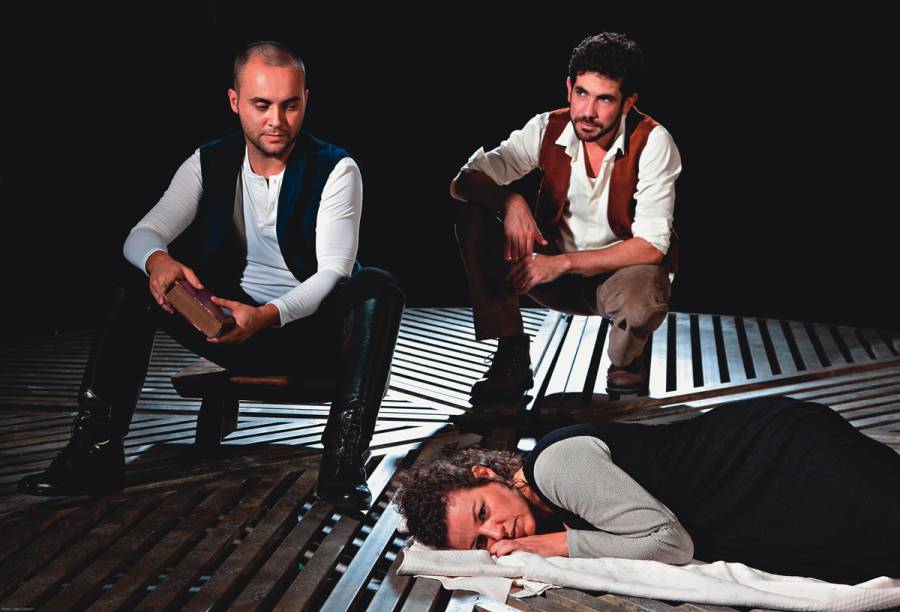 De volta ao cartaz: a atriz Eliosa Elena protagoniza o surpreendente drama Facas nas Galinhas De volta ao cartaz: a atriz Eliosa Elena protagoniza o surpreendente drama Facas nas Galinhas