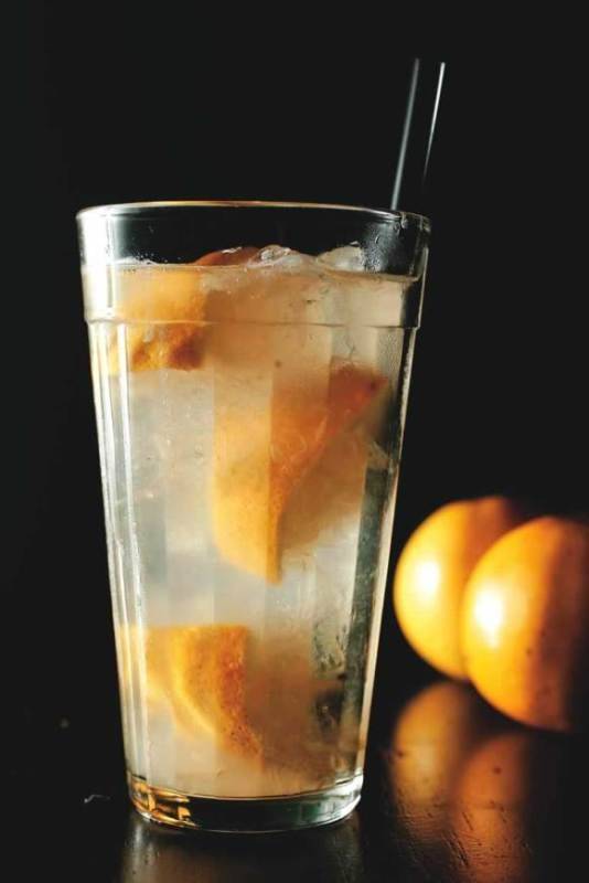 No cardápio do Falafa Bar & Deli: caipirosca de limão-siciliano e abacaxi com um toque de áraque (destilado de uva com anis) No cardápio do Falafa Bar & Deli: caipirosca de limão-siciliano e abacaxi com um toque de áraque (destilado de uva com anis)