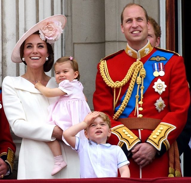 Príncipe George e princesa Charlotte chamam a atenção no aniversário da rainha Elizabeth