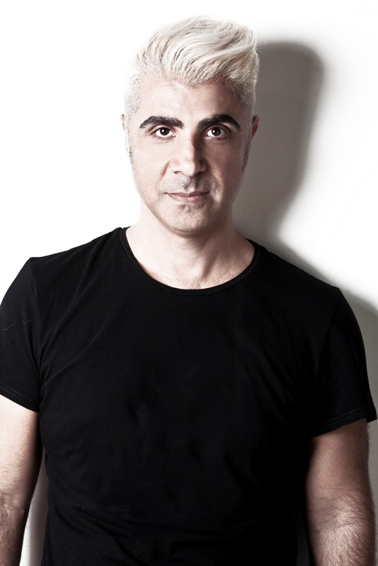 Fause Haten: cabelos platinados fazem parte do novo visual do cantor e estilista Fause Haten: cabelos platinados fazem parte do novo visual do cantor e estilista