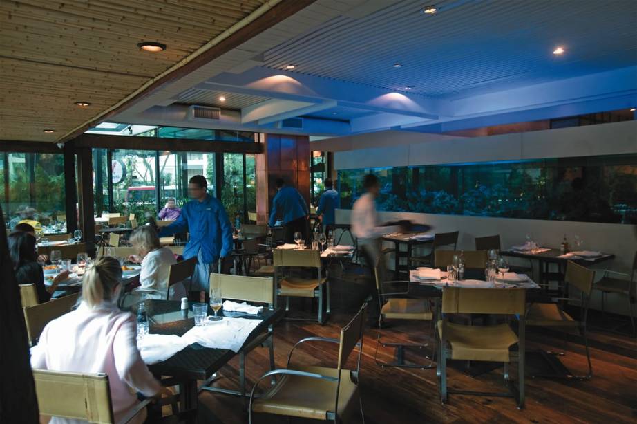 O novo salão: cercado por belo paisagismo e dividido por um aquário O novo salão: cercado por belo paisagismo e dividido por um aquário