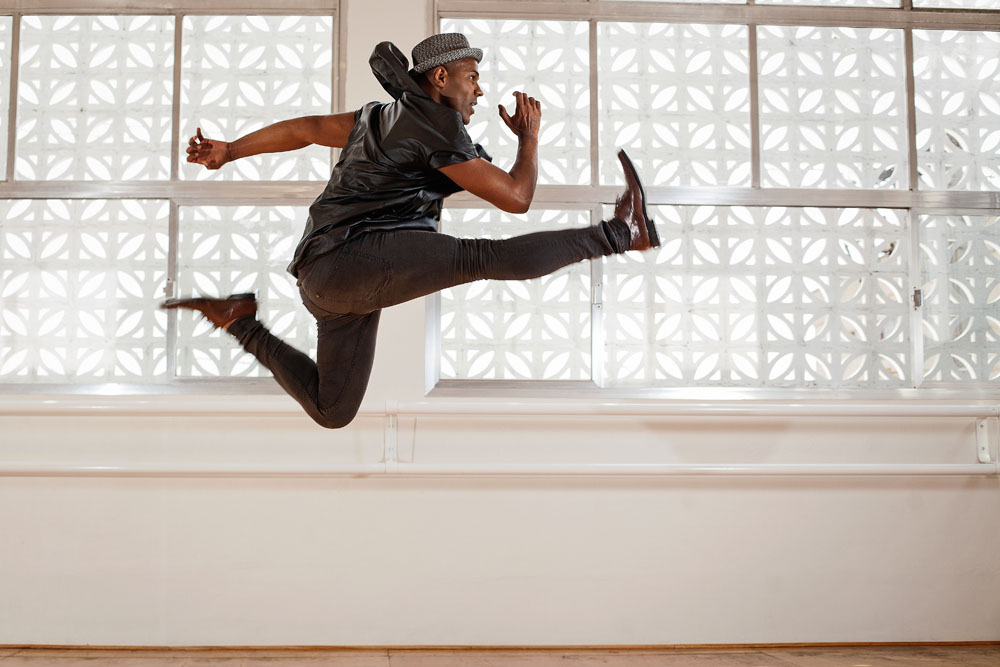 O bailarino Fábio Aragão dirige peça contemporânea no Teatro Gazeta