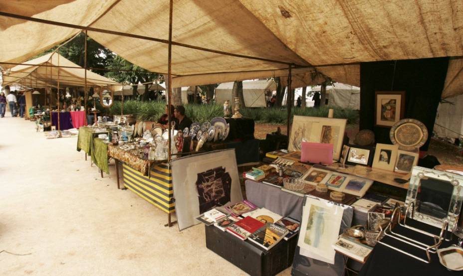 Feira de antiguidades da Praça Dom Orione, no Bixiga