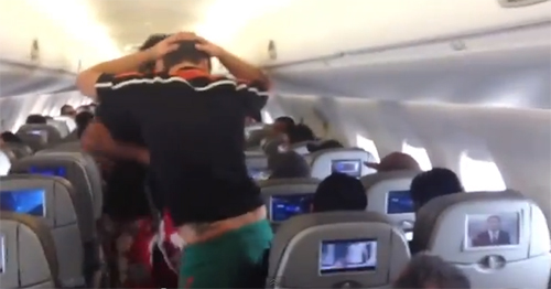 Passageiros cantam ‘Robocop Gay’ para Marco Feliciano durante voo; assista ao vídeo